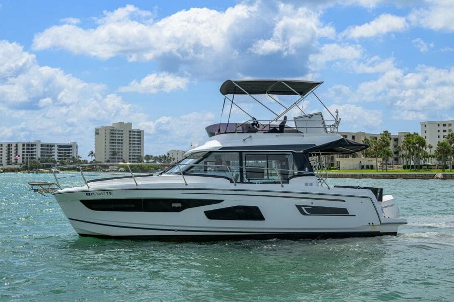 2022 Jeanneau NC Weekender 1095 Fly