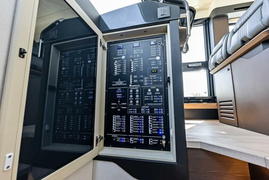 2023 Absolute 52 Fly