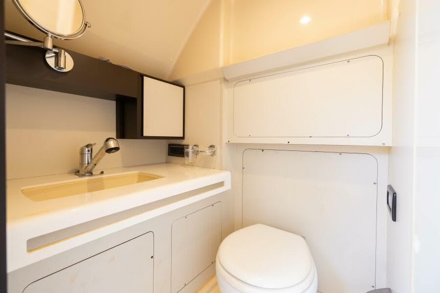 Azimut 64 A/Sea - Interior Crew Stateroom Head