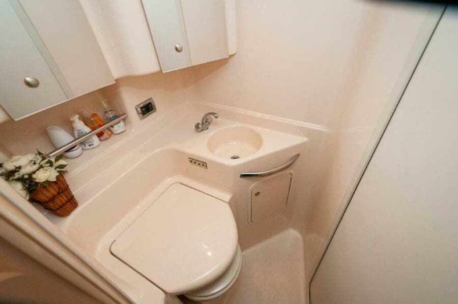 2003 Sea Ray 380 Sundancer- Head 