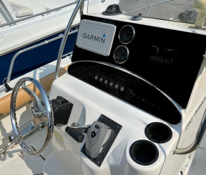 2004 Boston Whaler 210 Outrage