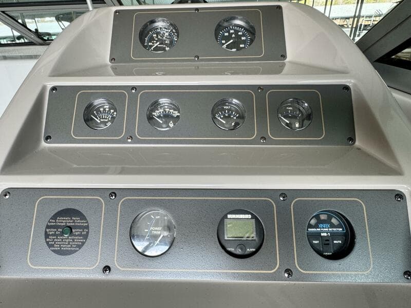 1994 Chaparral Signature 27 Cabin Cruiser