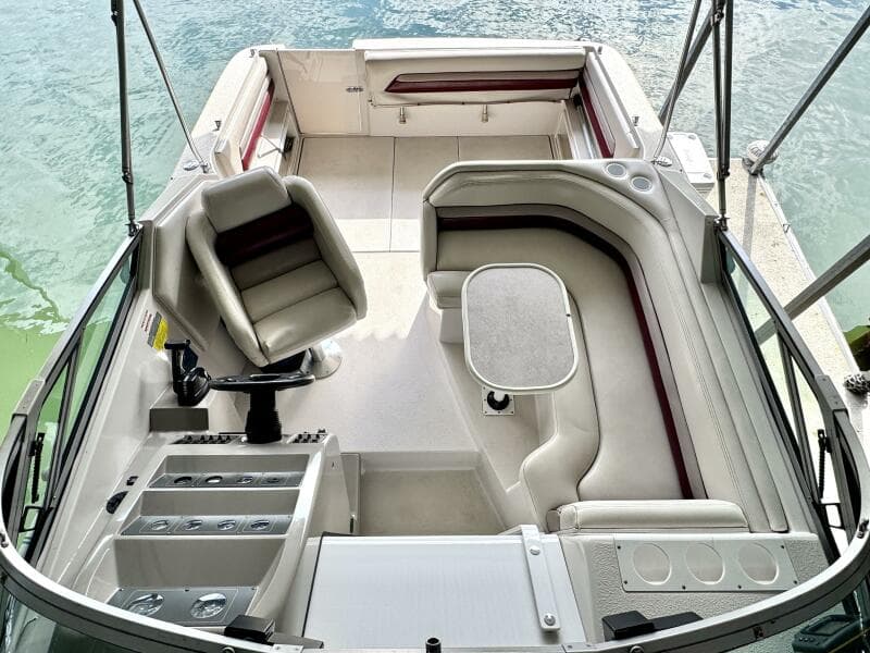 1994 Chaparral Signature 27 Cabin Cruiser