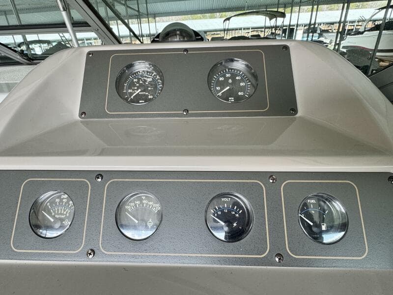 1994 Chaparral Signature 27 Cabin Cruiser