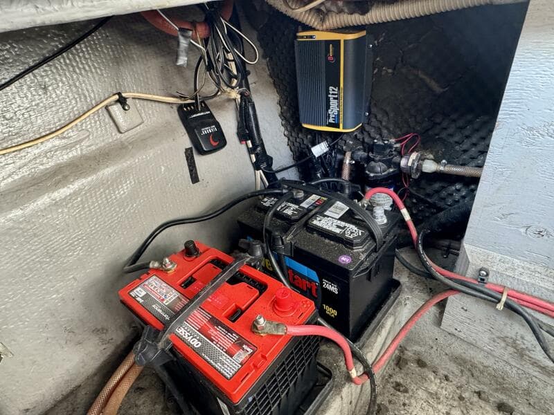 1994 Chaparral Signature 27 Cabin Cruiser