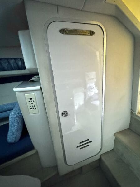 1994 Chaparral Signature 27 Cabin Cruiser