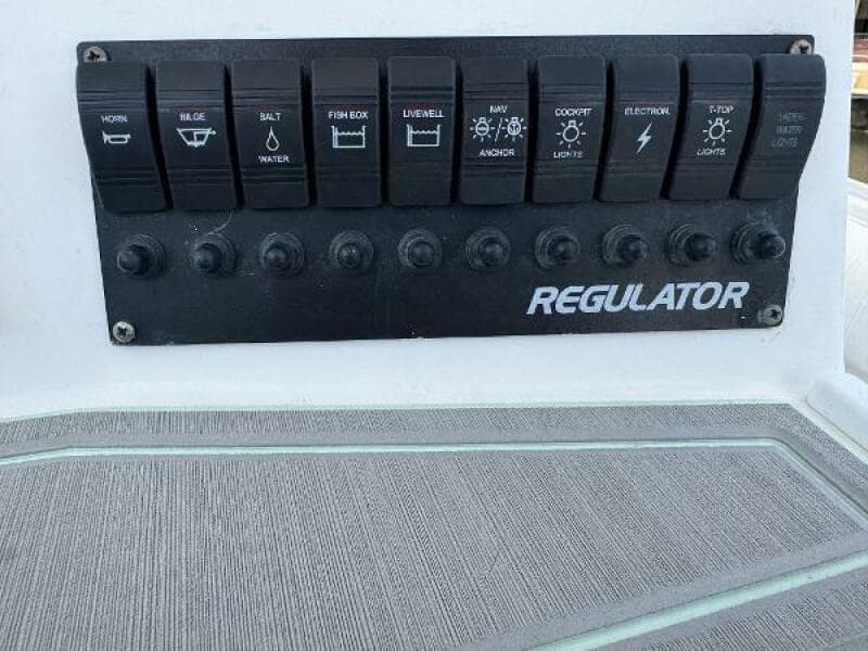 2005 Regulator 23 Center Console