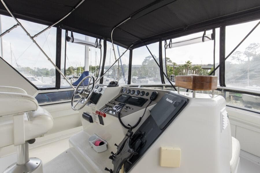 1997 44 Carver 445 Zodiac Gypsea Helm (2)