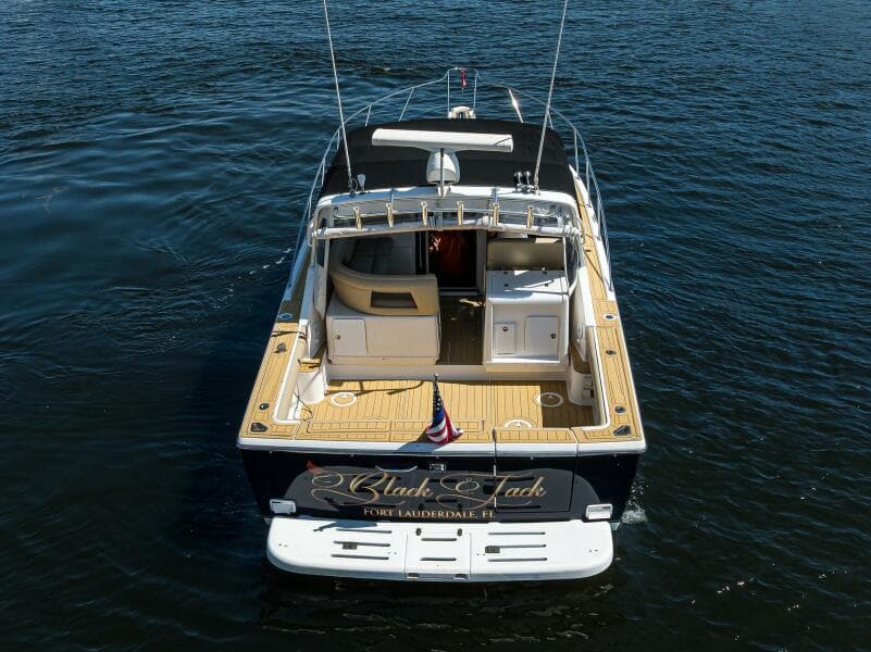 Tiara 3100 LE Black Jack - Profile