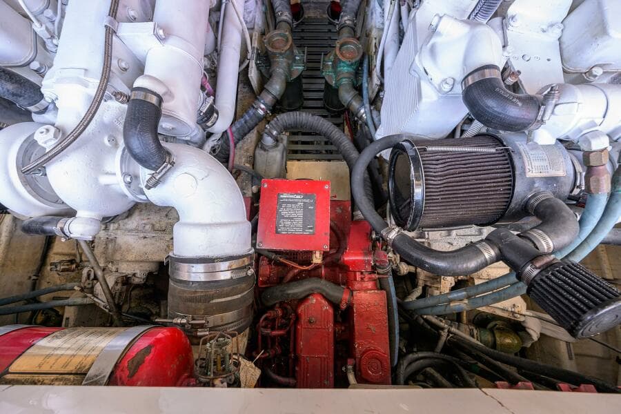 Tiara 3100 LE Black Jack - Engine Compartment