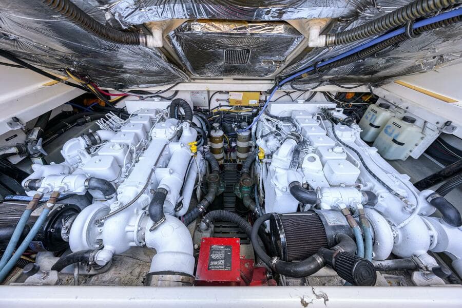 Tiara 3100 LE Black Jack - Engine Compartment