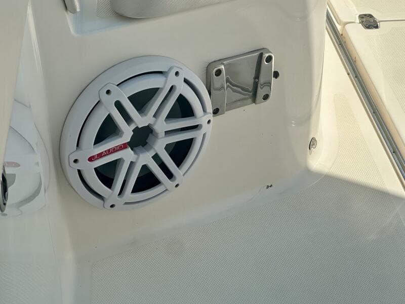 2019 Wellcraft 262 Fisherman boat speaker and mount detail.