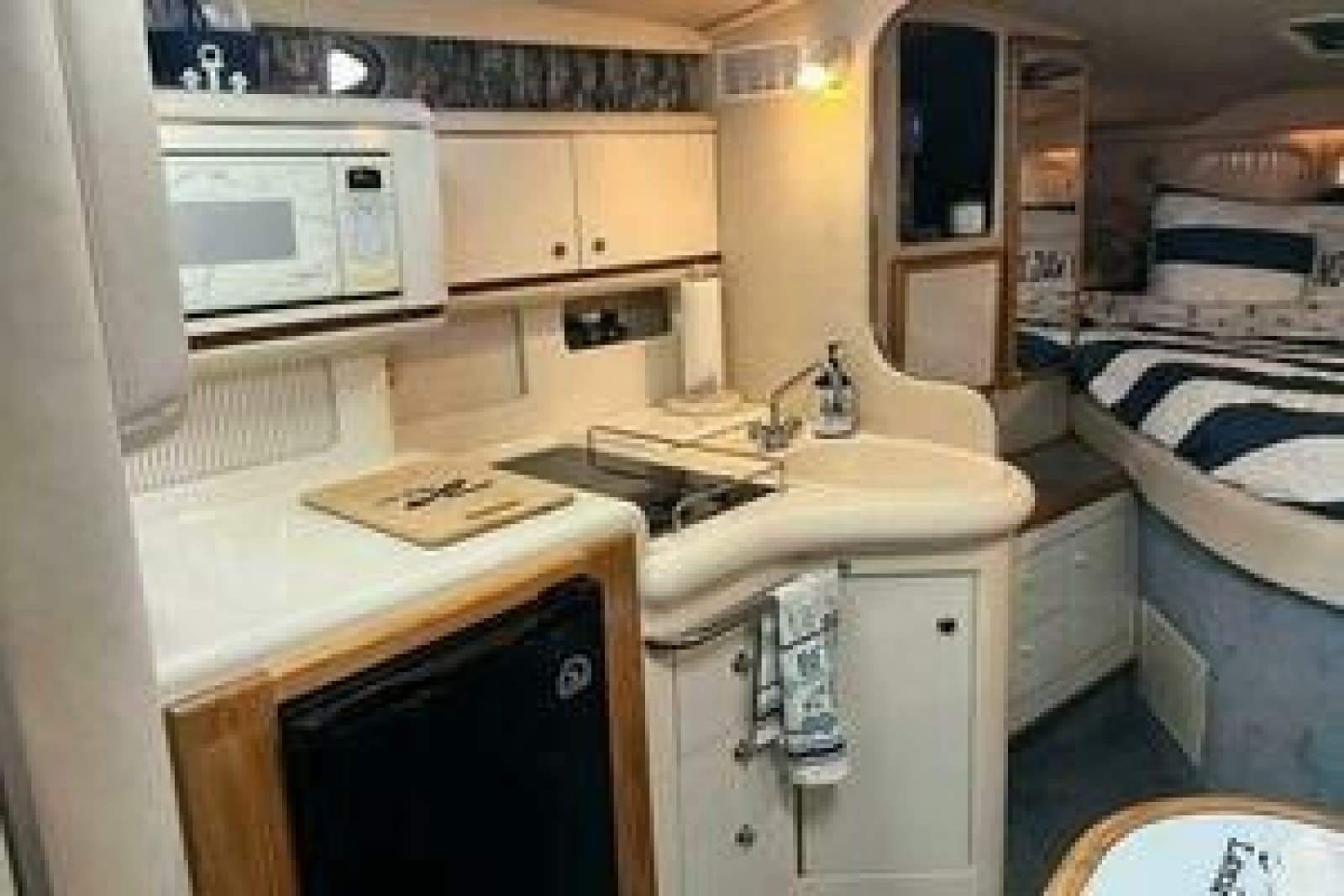 1996 Sea Ray 330 Express Cruiser - Photo 14