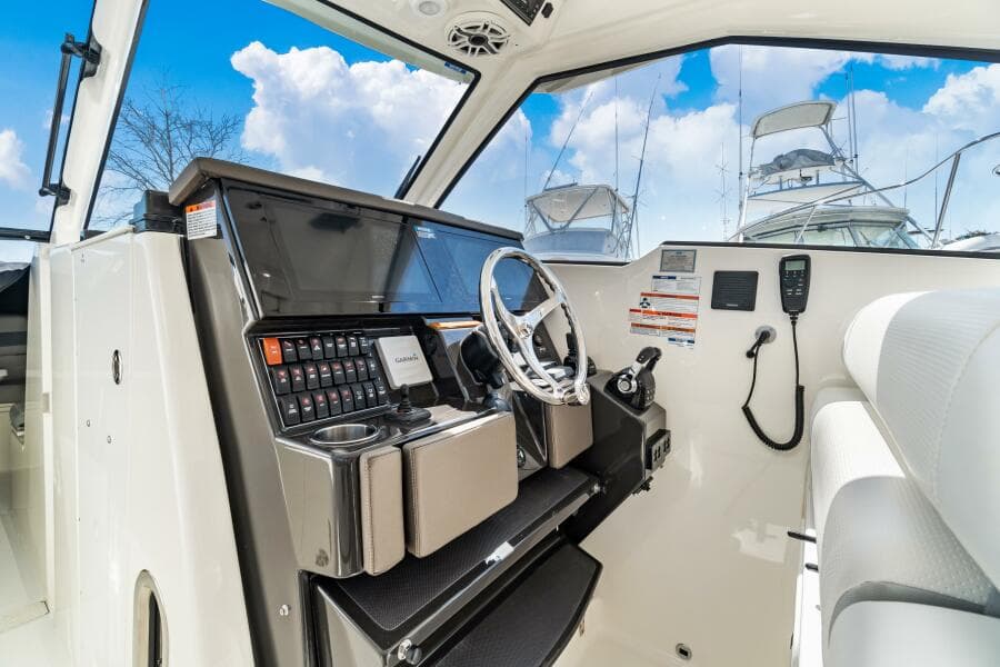 Pursuit 365 MISS MORGAN III - Helm