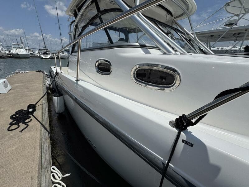2011 Boston Whaler 305 Conquest