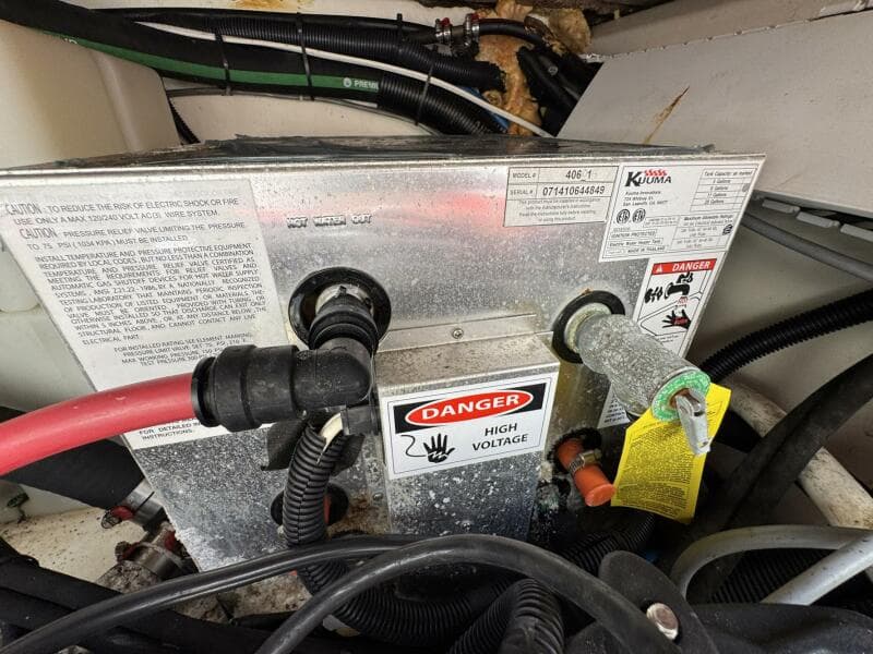 2011 Boston Whaler 305 Conquest