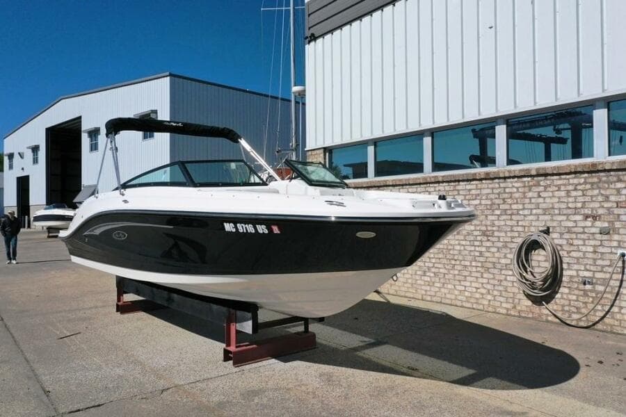 2022 Sea Ray 230 SPX - Photo 3