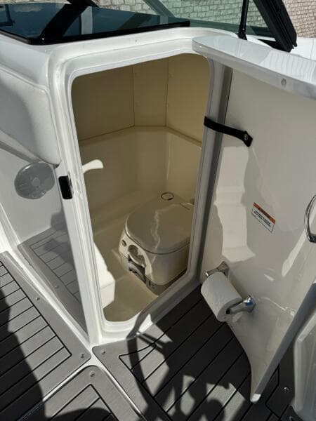 2022 Sea Ray 230 SPX - Photo 16