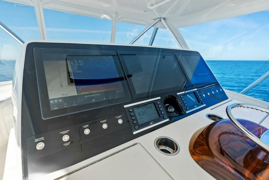 2023 Viking 64 Convertible- SIN PELO- Helm