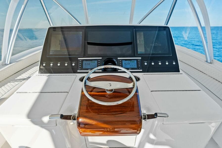2023 Viking 64 Convertible- SIN PELO- Helm