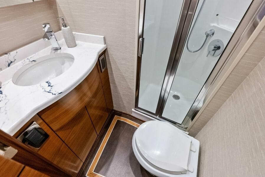 2023 Viking 64 Convertible- SIN PELO-Forward Stateroom Head