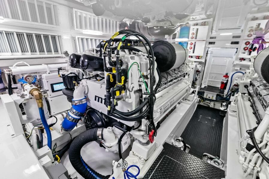 2023 Viking 64 Convertible- SIN PELO- Engine Room