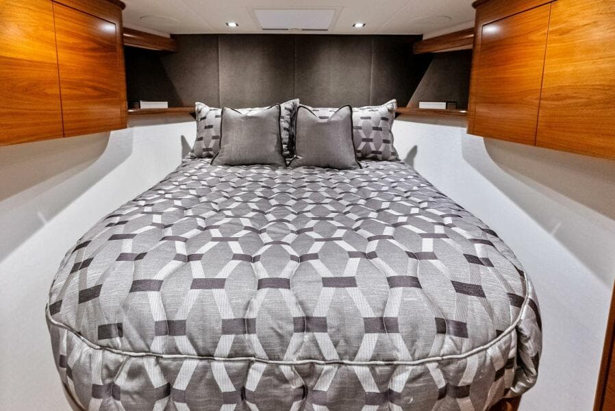 2023 Viking 64 Convertible- SIN PELO-Forward Stateroom