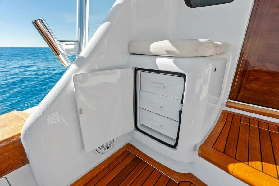 2023 Viking 64 Convertible- SIN PELO- Cockpit