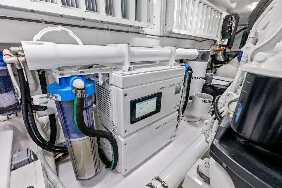 2023 Viking 64 Convertible- SIN PELO- Engine Room