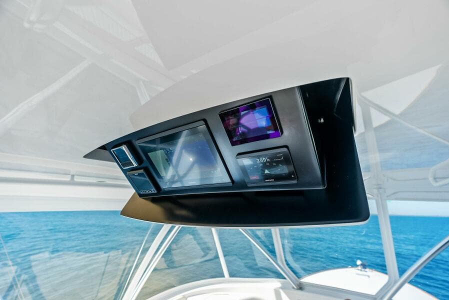 2023 Viking 64 Convertible- SIN PELO- Helm