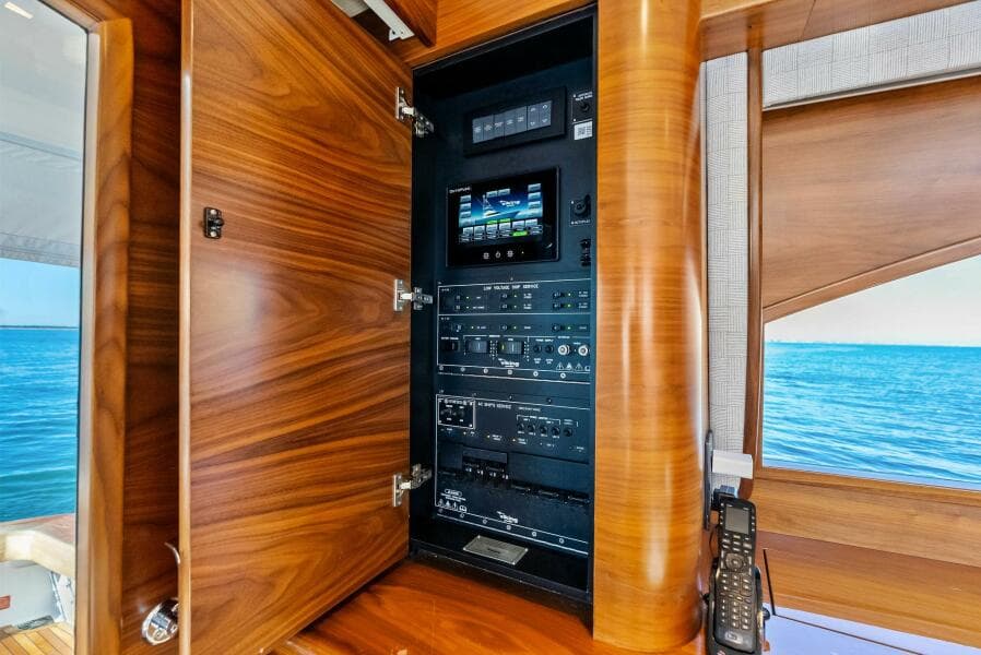 2023 Viking 64 Convertible- SIN PELO- Fuses