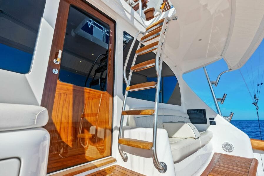 2023 Viking 64 Convertible- SIN PELO- Cockpit