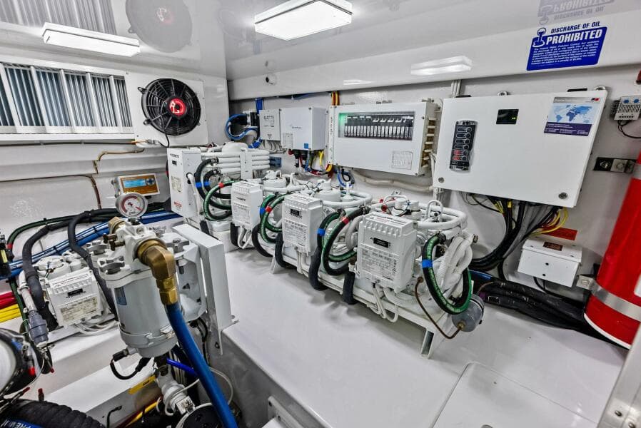 2023 Viking 64 Convertible- SIN PELO- Engine Room