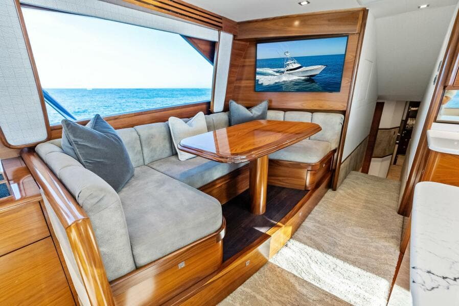 2023 Viking 64 Convertible- SIN PELO- Dinnette