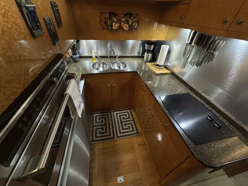 1993 Johnson 56 High Tech Motor Yacht