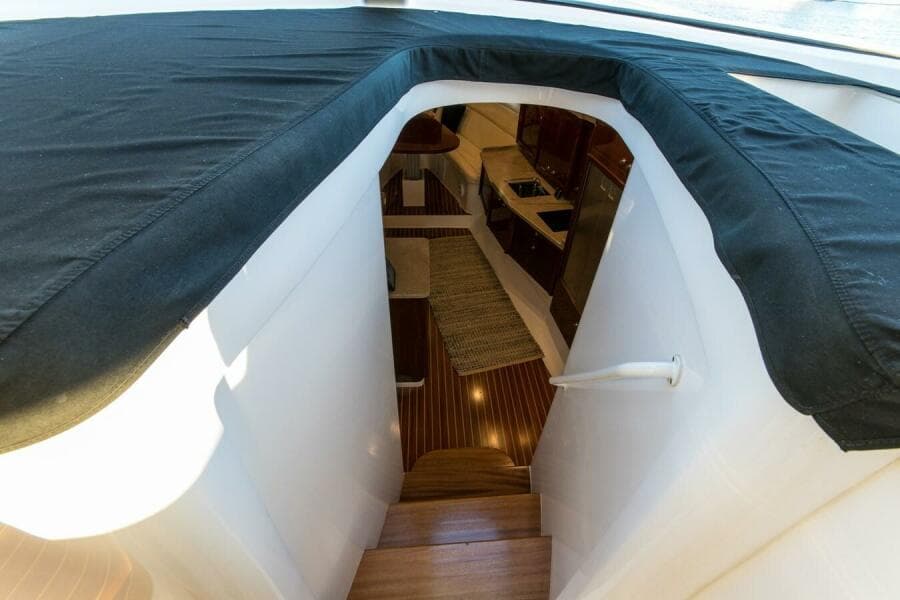 2012 Intrepid 475 Sport yacht wheel house