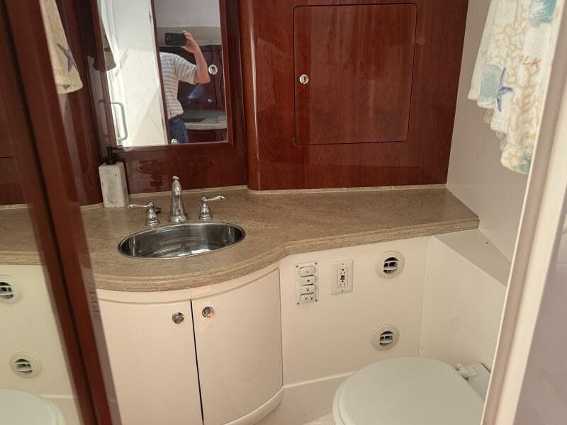 2012 Intrepid 475 Sport yacht wheel house