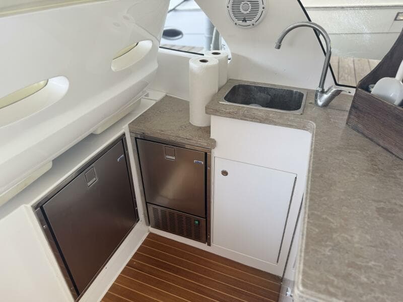 2012 Intrepid 475 Sport yacht wheel house