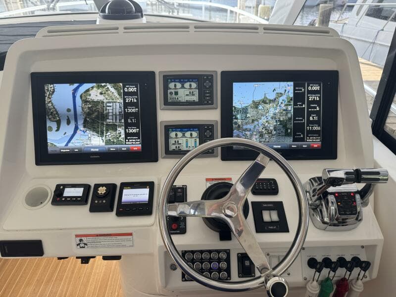 2012 Intrepid 475 Sport yacht wheel house