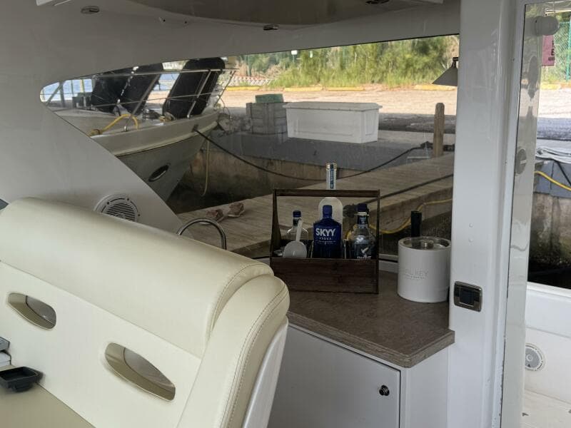 2012 Intrepid 475 Sport yacht wheel house