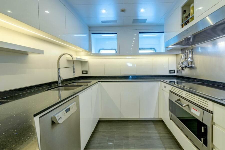 2017 Overmarine Mangusta 165 E