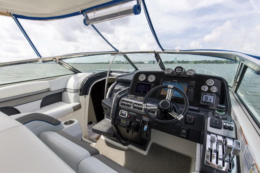 2017 37 Formula 370 SS Bluebird Helm (2)