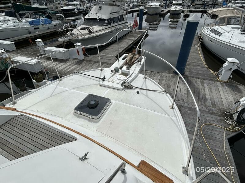 36' Kadey-Krogen foredeck1