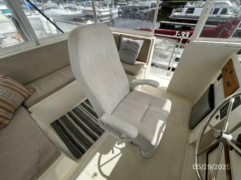 36' Kadey-Krogen flybridge helmseat