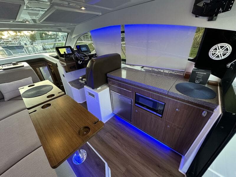 2020 Four Winns Vista 355 Coupe