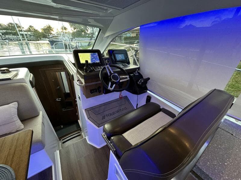 2020 Four Winns Vista 355 Coupe