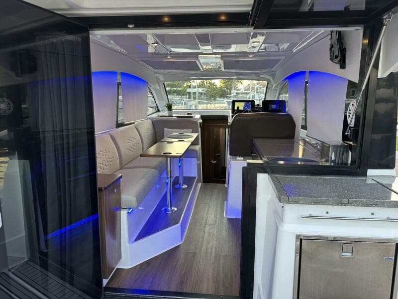 2020 Four Winns Vista 355 Coupe