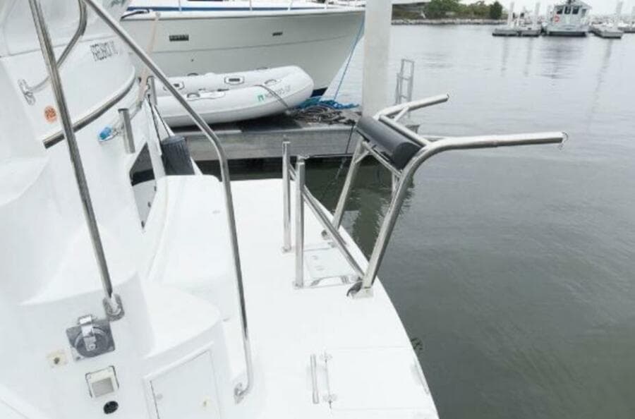 2000 Carver 506 Motor Yacht docked with swim platform and railing.