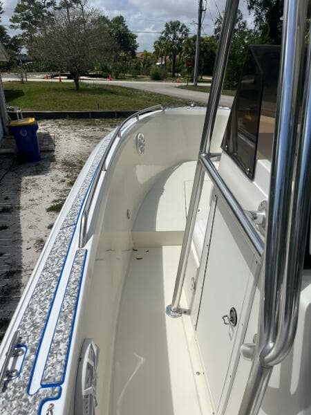1998 Blue Fin 25 Center Console boat, white interior, stainless steel railings, outdoor setting.