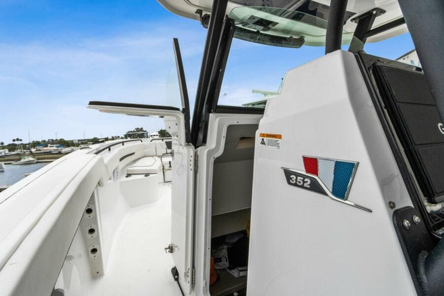 2023 Wellcraft 352 Fisherman Center Console